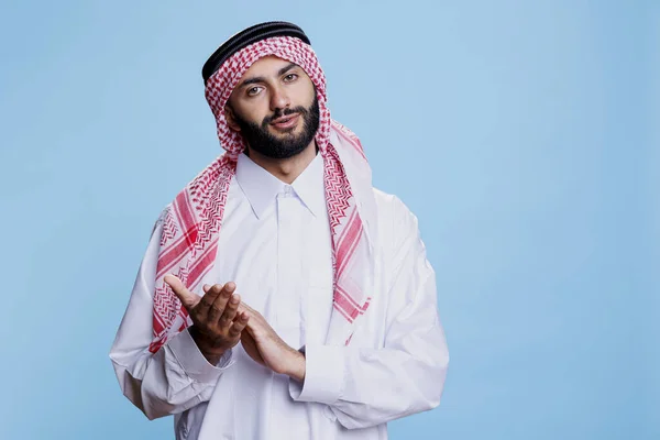 Uomo Arabo Vestito Con Abiti Tradizionali Islamici Facendo Applausi Congratulandosi — Foto Stock