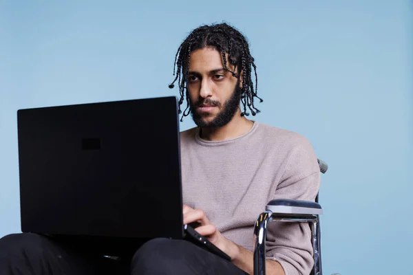 Gericht Programmeur Rolstoel Ontwikkelen Van Software Typen Laptop Geconcentreerd Arabisch — Stockfoto