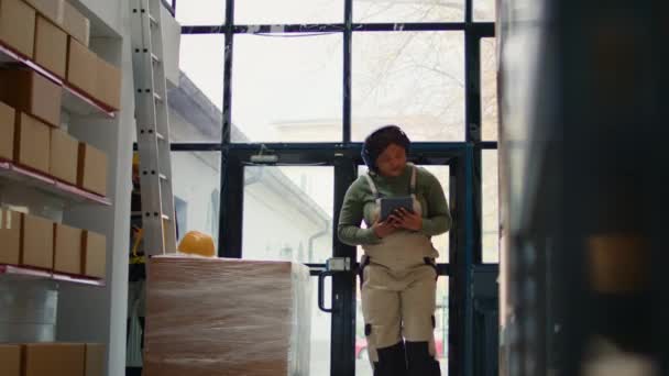 Rahat Afro Amerikan Depo Seçicisi Karton Kutulardaki Etiketleri Kontrol Ederken — Stok video