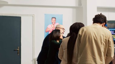 Kara Cuma sezonluk satışları sırasında giyim mağazasındaki bir sürü çılgın insan çıldırdı. Saldırgan müşteriler mağaza açmak istiyor, indirimli ürünler almak istiyorlar. Kelepir av