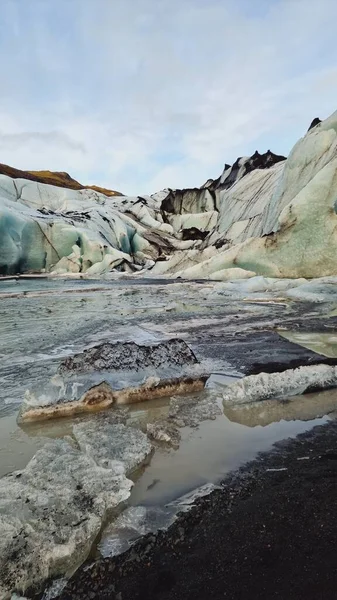 风景如画的Vatnajokull冰川冰帽 奇异的蓝色冰川泻湖覆盖着冰原地区的霜冻 令人惊奇的北欧冰山和冰川冰岩在结冰的风景中断裂 — 图库照片