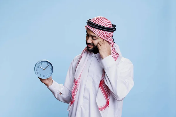 Mann Traditioneller Muslimischer Kleidung Hält Retro Wecker Der Hand Und — Stockfoto