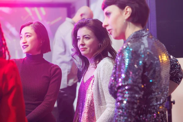Diverse Vrouwen Wonen Feest Nachtclub Staan Dansvloer Verlicht Met Schijnwerpers — Stockfoto
