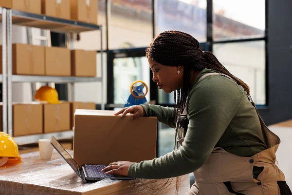 Stockroom Employee Checking Customers Orders Laptop Preparing Packages Using Cardboard — Stock Photo, Image