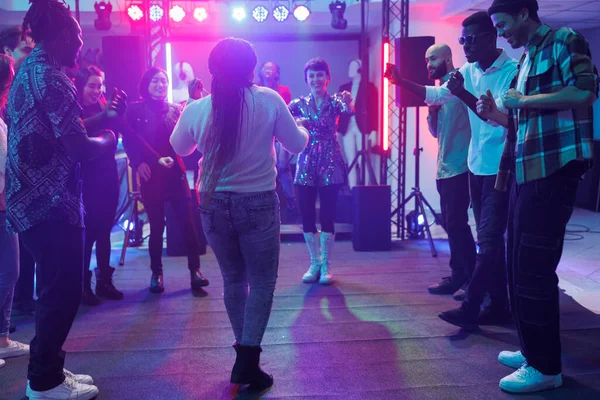 Разнообразные Женщины Танцуют Танцполе Время Дискотеки Ночном Клубе Группа Клубников — стоковое фото