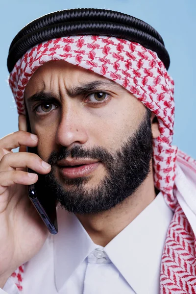 Uomo Arabo Sopracciglia Accigliate Guardando Fotocamera Con Espressione Confusa Durante — Foto Stock