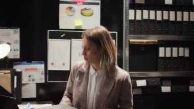 Kendini işine adamış kadın özel dedektif ipucu ve bilgi için doğru bir araştırma yürütüyor. Ofisteki teknolojiyi kullanan Kafkas polisi, kanıt dosyalarını inceler ve adli analiz yapar..