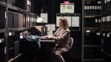 Polis departmanındaki gizli bilgilere ulaşarak suç davasını güçlendirmek için araştırma yapan kadın araştırmacı. Polis memuru şüpheliyi yakalamak için tanık geçmişini araştırıyor..