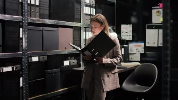 Investigatrice Privata Donna Che Conduce Indagini Ufficio Concentrandosi Sulla Revisione — Video Stock