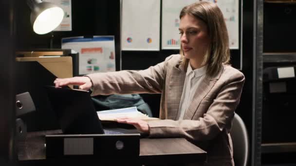 Özel Dedektif Ofisten Ayrılmaya Hazırlanıyor Laptop Çantası Soruşturma Evraklarını Hazırlıyor — Stok video