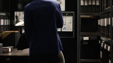 Özel dedektif laptop çantasıyla ofise girer ve çalışmaya başlar. Afrika kökenli Amerikalı polis elinde mini bilgisayarla iş yerinde oturup şüpheli vakaları inceliyor..