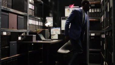Kendini adamış özel dedektif kapsamlı bir soruşturma yürütmek için dosyaları raftan kaldırıyor. Diz üstü bilgisayar ve araştırma evraklarıyla Afro-Amerikan ajanı kanıtları analiz eder ve bilgi toplar..