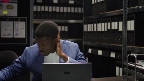 Investigador Privado Masculino Dedicado Examina Documentos Confidenciais Prateleiras Policiais Afro — Vídeo de Stock