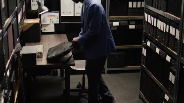 具有刑事调查经验的年轻法律干事走进办公室 打开他的笔记本电脑 非洲裔美国人调查员带着手提包坐在工作室里开始研究 — 图库视频影像