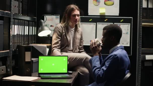 Policewoman Talks Black Man Drinking Coffee Office Laptop Displaying Greenscreen — Stock Video