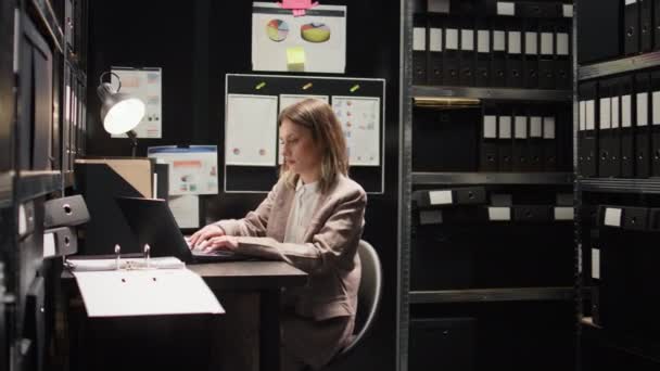 사무실에서 헌신적 코카서스 여성은 개인용 컴퓨터로 증거를 조사합니다 노트북 세심한 — 비디오