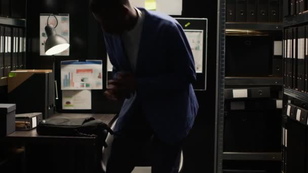Афроамериканский Детектив Инспектор Прибывает Офис Расследуя Преступления Комнате Полно Улик — стоковое видео