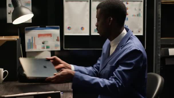 Magánnyomozó Áll Kisétál Irodából Miközben Laptoptáskát Cipel Afro Amerikai Rendőr — Stock videók