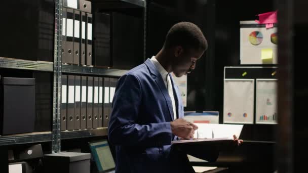 Πορτρέτο Του Αφροαμερικανού Ερευνητή Στέκεται Και Εξετάζει Φακέλους Υποθέσεων Στο — Αρχείο Βίντεο
