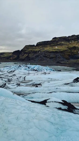 在冰湖周围北部地区冬季环境中 透明的菱形冰体 北冰洋冰川 冰原景观中的天然冰山和冰块碎片 — 图库照片
