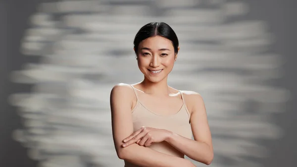 Female Model Promoting Skincare Products Cream Creating Skincare Campaign Nourishing — Stok fotoğraf