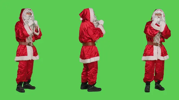 圣尼克在镜头前欢迎某个人 让人们过来和他一起 圣诞老人在服装中的体现召唤人陪伴 全身绿屏背景 — 图库照片
