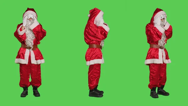 在寒假期间 圣诞老人身体不适 头疼难忍 全身绿幕上穿着传统服装 圣诞老人得了偏头痛 在镜头前痛苦不堪 — 图库照片
