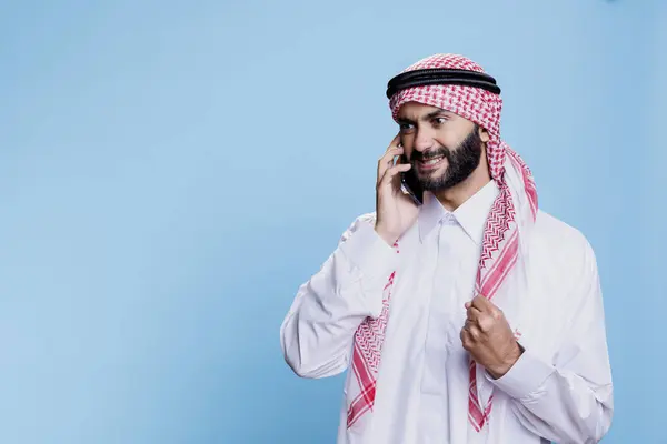 Wütender Muslimischer Mann Traditioneller Kleidung Wird Wütend Während Mit Dem — Stockfoto