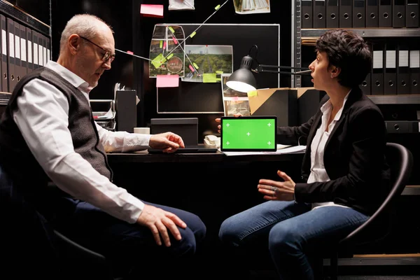 Investigatore Guardando Computer Tablet Con Schermo Verde Ore Lavoro Straordinario — Foto Stock