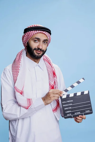 Uomo Musulmano Abiti Tradizionali Posa Con Ardesia Film Guardando Fotocamera — Foto Stock