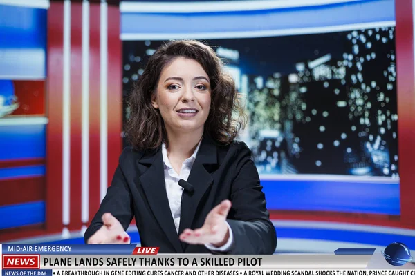 Reporter Reveals New Hero Aviator Who Safely Grounds Airplane While — Stock Photo, Image