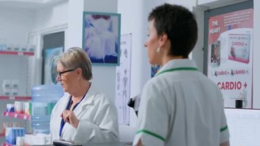 Eczane tezgahındaki Asyalı müşteri eczacıya kalp krizi önleyici ilaç yazdığını ve gerekli dozajı sorduğunu söyledi. Sağlık uzmanı ihtiyacı olan tıbbi ürünlerle müşteriye yardım ediyor