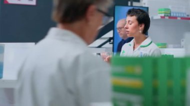 Eczanede ağrı kesici almak için reçeteli tedaviye ihtiyacı olan biri eczacıdan en iyi ilacı seçmesine yardım etmesini istemiş. İyi bir farmakolog, müşteriye ürün içgörüsünde yardımcı oluyor.
