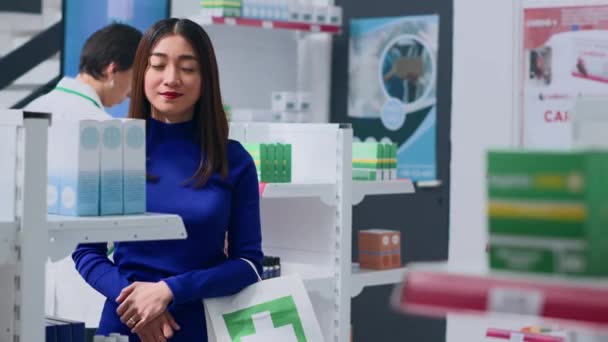 Cliente Sonriente Medio Estantes Farmacias Mirando Los Paquetes Pastillas Para — Vídeo de stock