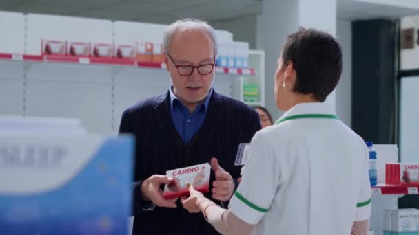 Médico Farmacia Calificado Ayudando Anciano Con Consejo Médico Cliente Sensible — Vídeos de Stock