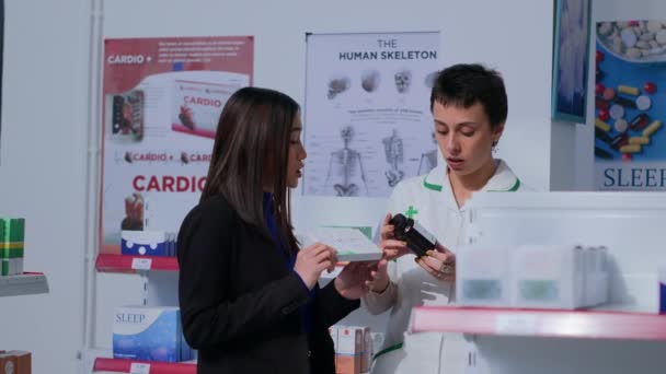 Tıbbi Önerilerle Müşterilere Yardım Eden Eczacı Konusunda Bilgili Bir Sağlık — Stok video