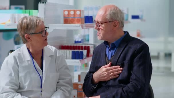 Pharmacien Pharmacie Avec Patient Sénescent Après Avoir Terminé Examen Annuel — Video