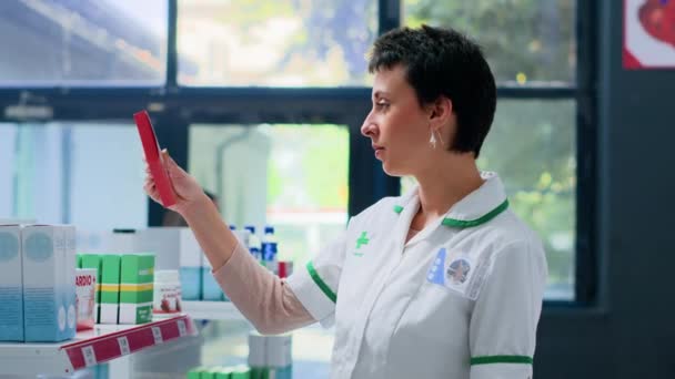 Retrato Farmacéutico Alegre Boticario Preparando Medicamentos Orden Para Cliente Sonriente — Vídeo de stock