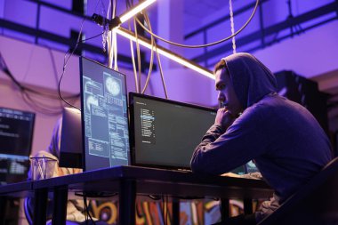 Asyalı hacker şirket veritabanına giriyor ve gizli bilgileri çalıyor. Bilgisayar ekranındaki birden fazla pencereyi kullanarak karmaşık parolayı kıran ve fidye yazılımını programlayan adam