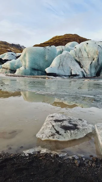 巨大的冰岩形成了Vatnajokull冰川 冰川带上有菱形的钻石 冰冻的风景和自然 湖面上漂浮着天然的北极裂隙 令人印象深刻的冰山 — 图库照片