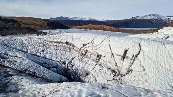 凍った景色のバチュラクル氷の断片は 北部地域の風景に雄大な氷河のラグーンを作成します アイスクリーブベースの大きな透明な氷山の壮大なアイスランド風景 — ストック写真