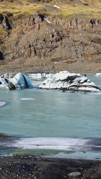 冰岛的钻石形状的Vatnajokull冰山 有巨大的冰川泻湖 自然覆盖的霜冻块 冰岛冰川岩石形成结冰的小山 冰原上寒冷的天气 — 图库照片