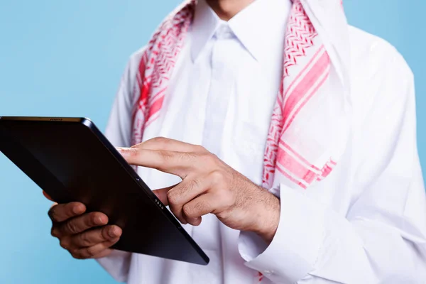 Omul Îmbrăcat Haine Tradiționale Musulmane Ținând Tableta Digitală Mână Atingând — Fotografie, imagine de stoc