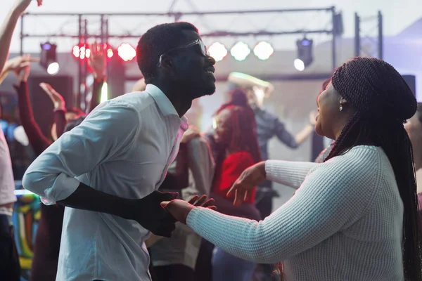 Беззаботная Африканская Американская Пара Танцует Вместе Веселится Ночном Клубе Веселые — стоковое фото
