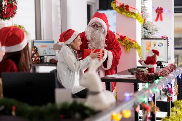 Nadšený Pracovník Který Dostává Dárky Santa Clause Zimních Prázdninách Usmívající — Stock fotografie