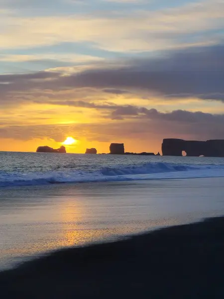 Fantastische Nördliche Szenerie Mit Goldenem Sonnenuntergang Atlantikküste Meer Und Schwarzem — Stockfoto