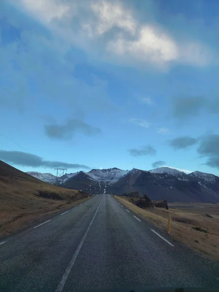 アイスランドの長い道は 北極の景色に沿って 雪山の範囲と霜の多いスカンジナビアの高速道路と美しい高地 アイスランドの唯一のロードコンセプト ノルディックロードサイド風景 — ストック写真