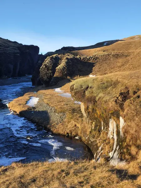 川の流れと凍った山々を持つ北欧の峡谷は 素晴らしいアイスランドの環境を作り出しています マジェスティックフィヨルドグラファルフキャニオン アイスランドの水流 自然の風景 — ストック写真