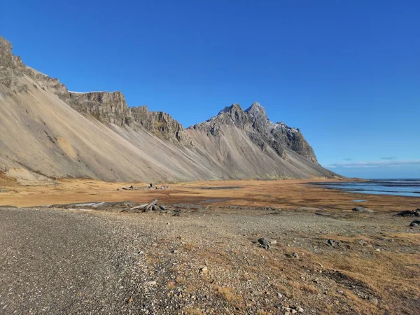 アイスランドの素晴らしいノルディックな風景とフィールドで巨大な岩の丘を持つビーチで有名なベストラホーン山 ストークスンズビーチは ワインの自然な設定 北極海の海岸線を作成します — ストック写真