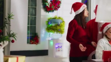 Noel 'de Noel Baba gibi giyinen menajer delegeler işçilere görev verir. Xmas dekore ofisindeki yönetici kış tatili boyunca çalışanlarla konuşuyor, el kamerasıyla.